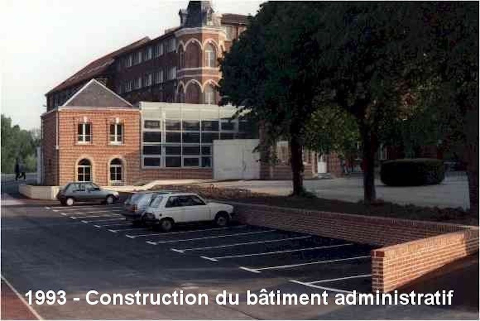 1993 - Construction du bâtiment administratif