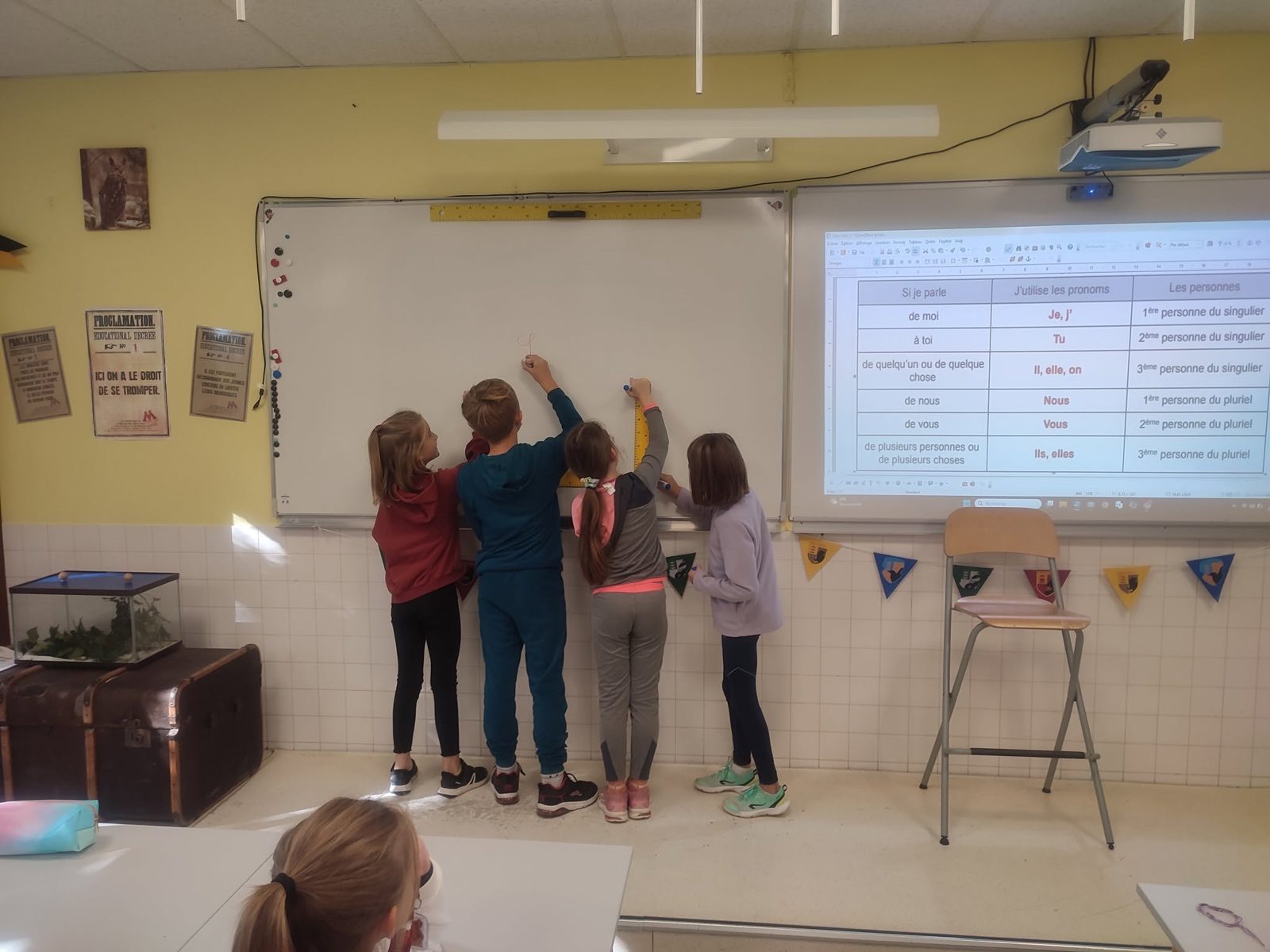 Des élèves écrivent au tableau pendant un exercice en classe