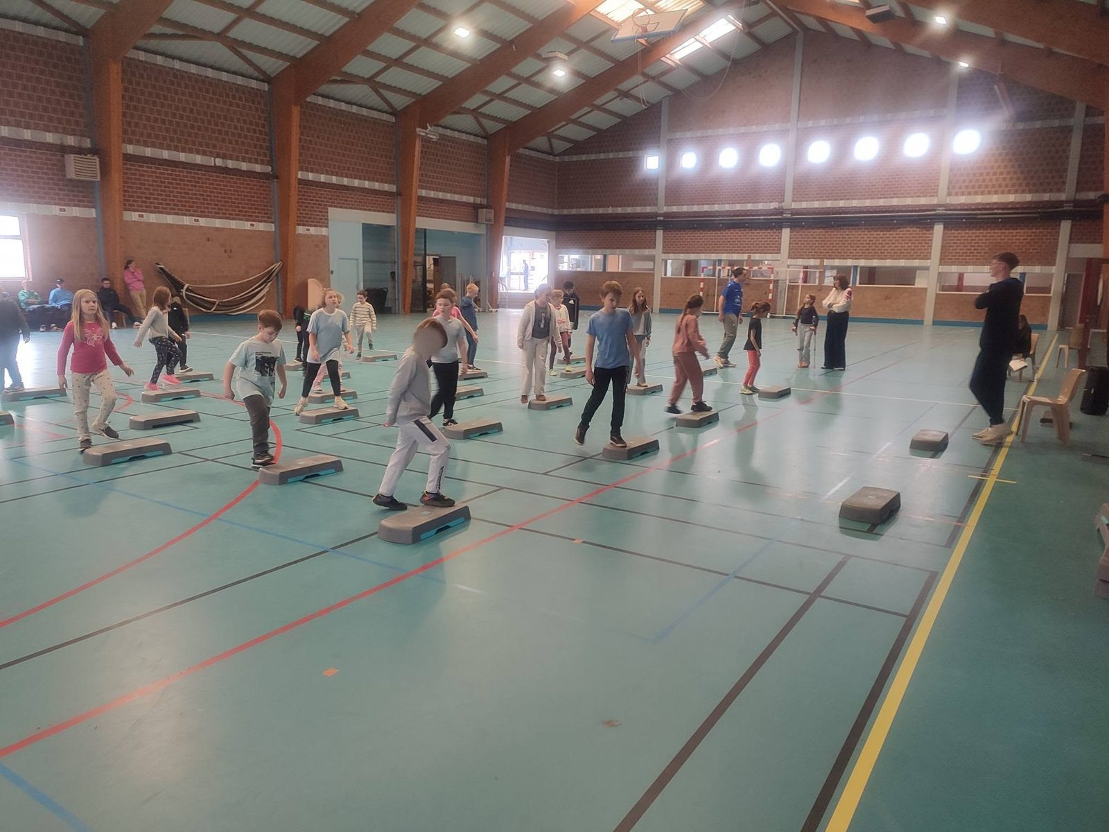 Séance de sport avec des steps dans la salle de sport