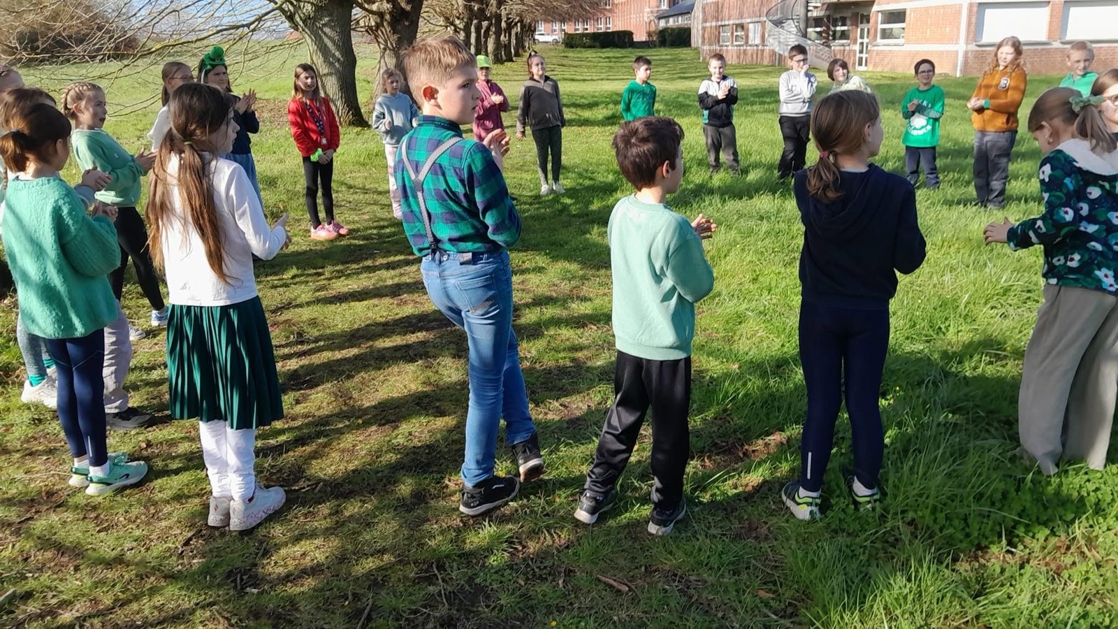 Des élèves habillés en vert fêtent la Saint-Patrick sur la pelouse