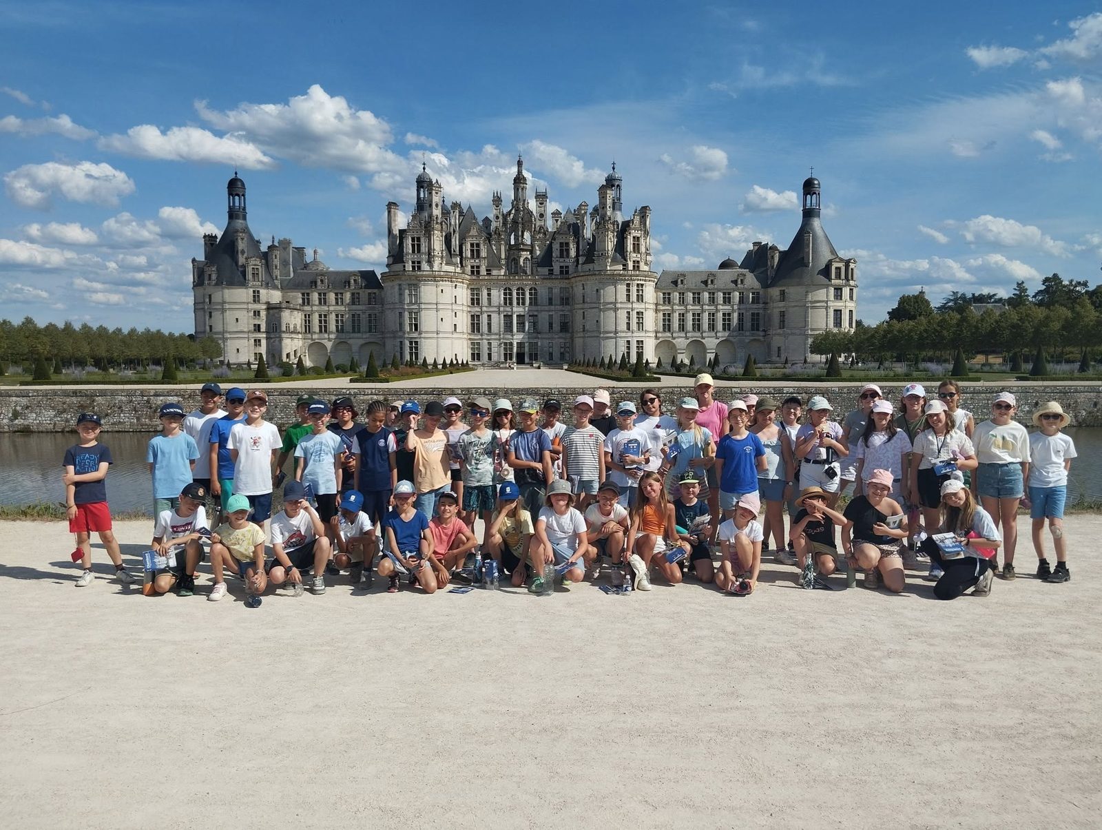 Sortie au château de Chambord Photo de groupe des élèves devant le château de Chambord