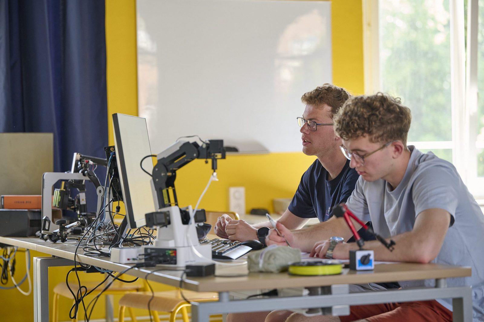 Deux lycéens programment un bras robotique en sciences de l'ingénieur